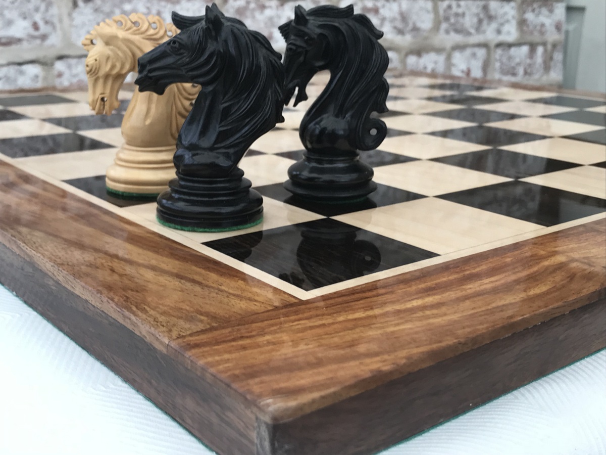 Xadrez montado com argolinhas  Chess set, Chess, Chess board