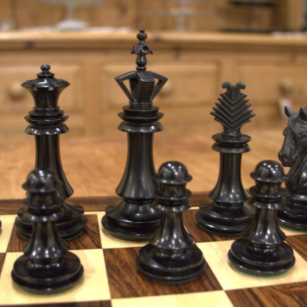 Tabuleiros de Xadrez Criativos  Luxury chess sets, Chess board, Chess set