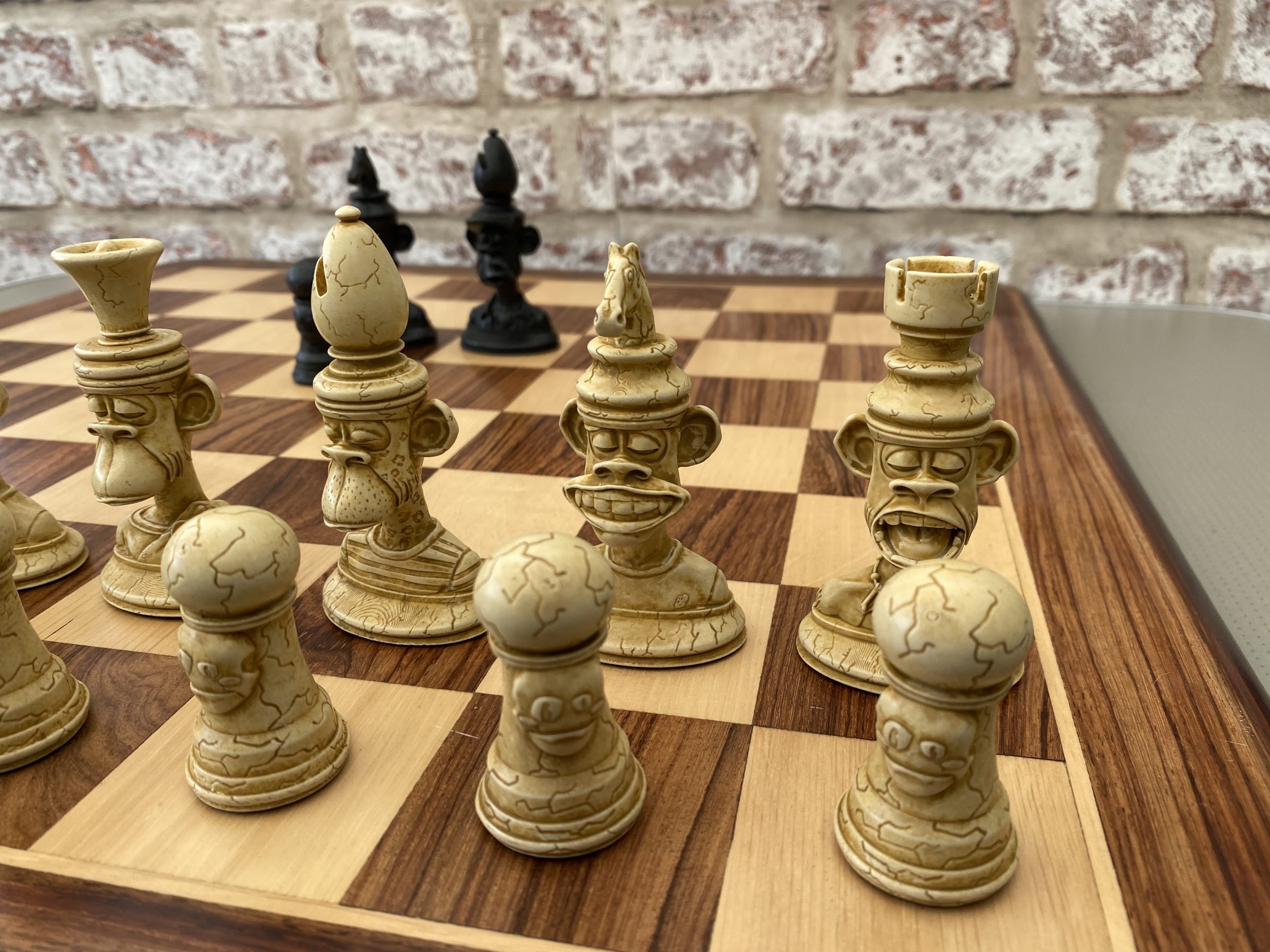 ARNO - 4.75 Chess Set with Black and White Board